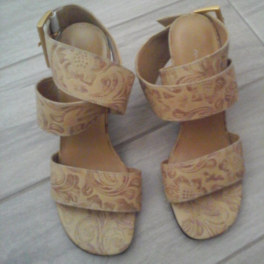 Amanda Smith Josie Beige Embossed Strap Ankle Heel Sandal.  Size 6M